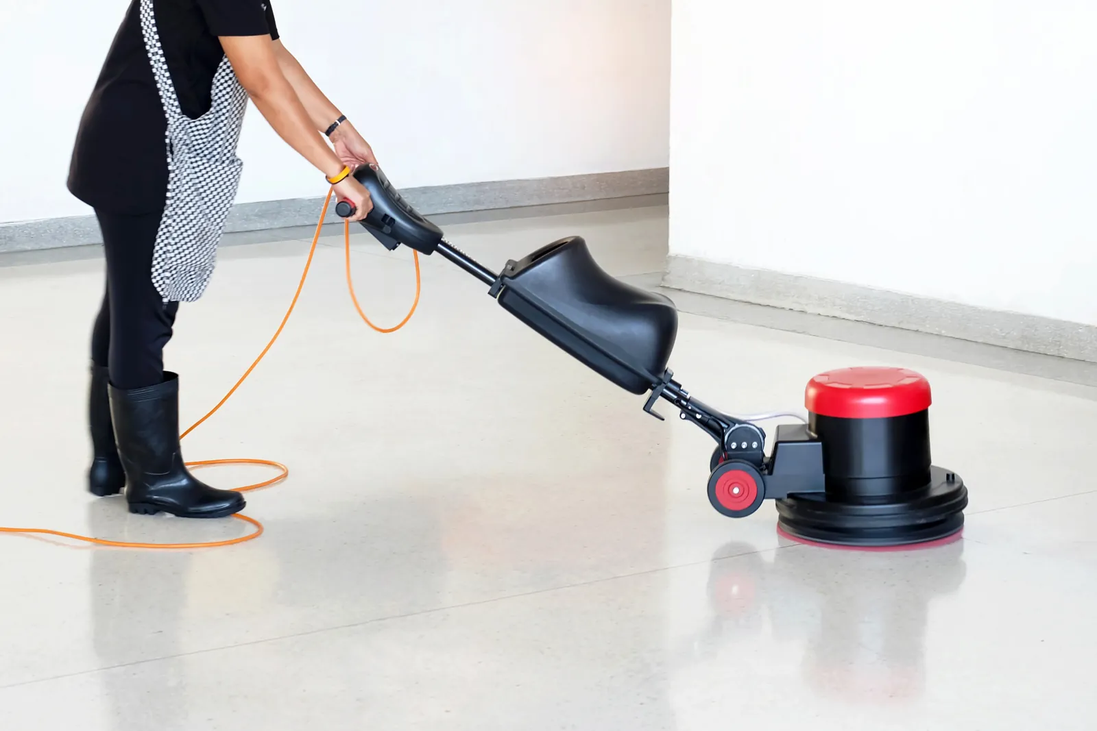 Lattioiden hoito ja vahaaminen